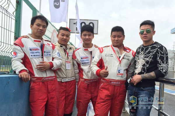 刘继强(左一)、90后技工(中)和苏州天天物流车队赛手在一起