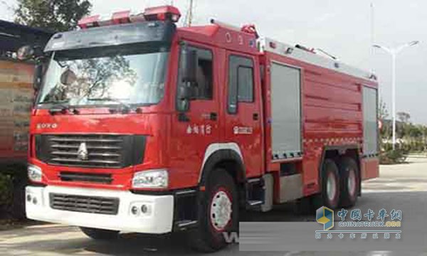 中国重汽底盘干粉泡沫消防车