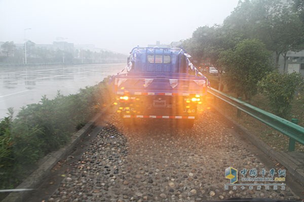 测试当天在大雨磅礴中进行