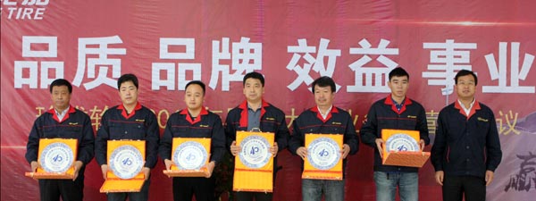 对2015年销售突出的经销商进行表彰