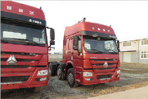 中国重汽 HOWO 6×2前双转向牵引车