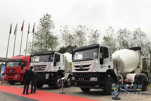 上汽依维柯红岩杰狮搅拌车