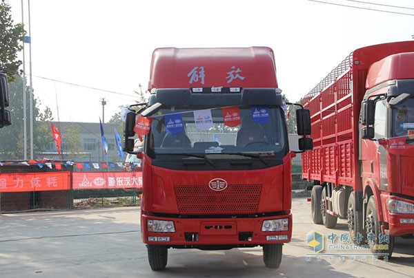 一汽解放 J6L重卡 160马力 4×2 载货车 CA1160P62K1L4E