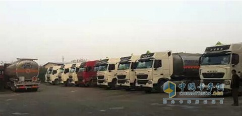 中国重汽30辆T7H B版危运品牵引车交付南阳用户