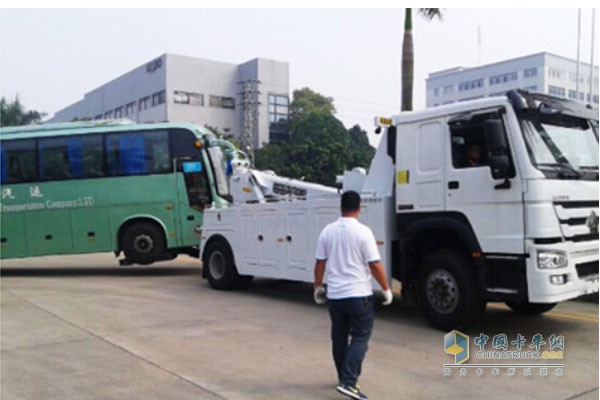 中国重汽HOWO底盘改装的清障车