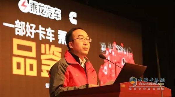 康明斯中国客户工程部总工王海清向客户介绍ISG发动机的卓越性能