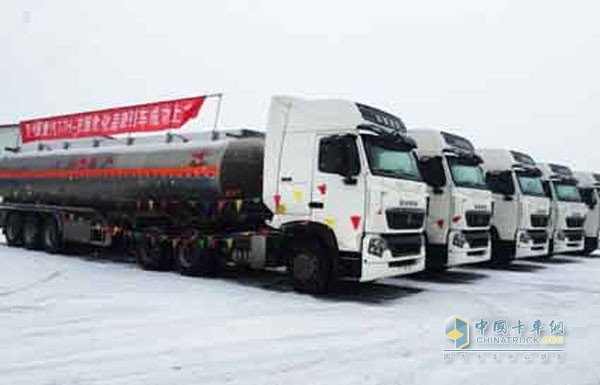重汽T7H-B版危化品牵引车收获新疆用户一致好评