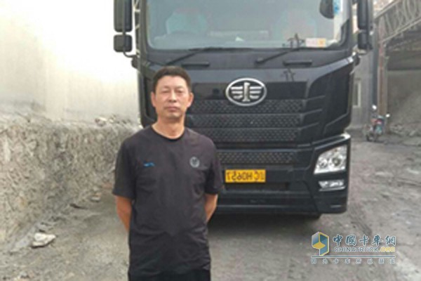 张师傅和他的解放卡车