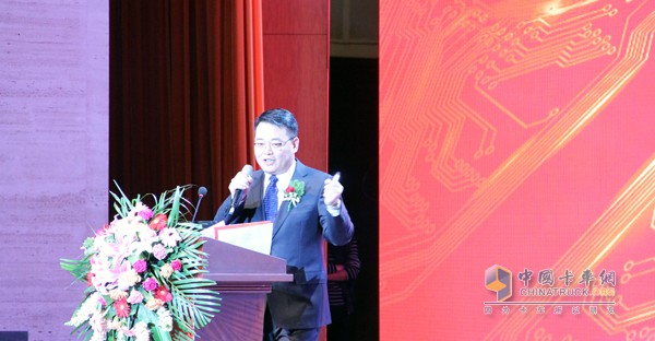 中国重汽副总裁刘培民做了"智慧重汽"项目的专题介绍