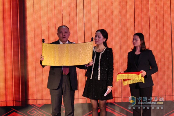 广汽日野执行副总陈汉君亲自揭晓了华南区获得百万品质见证活动代表企业