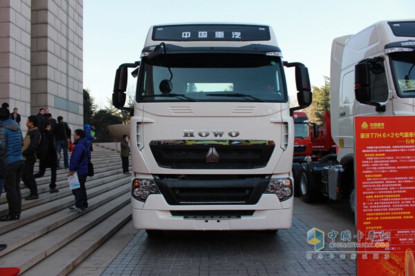 中国重汽拳头产品HOWO-T7H牵引车
