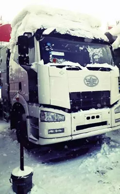 搭载锡柴6SN1-39E5N发动机的解放牵引车