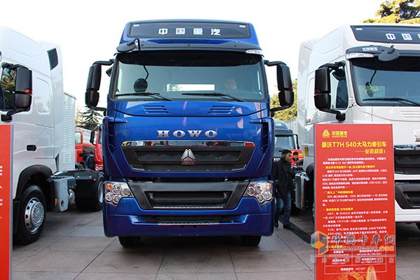 中国重汽HOWO-T7H 540马力 6X4牵引车（八气囊）