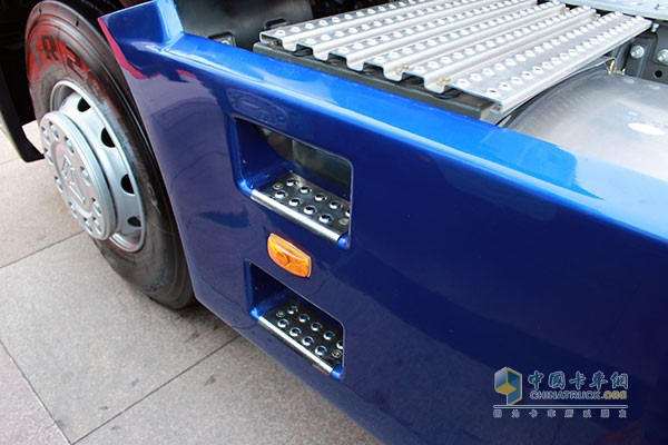 中国重汽HOWO-T7H 540马力 6X4牵引车（八气囊）