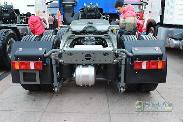 中国重汽HOWO-T7H 540马力 6X4牵引车（八气囊）