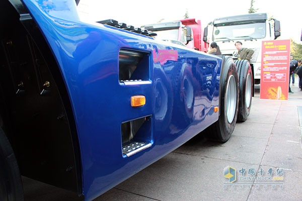 中国重汽HOWO-T7H 540马力 6X4牵引车（八气囊）