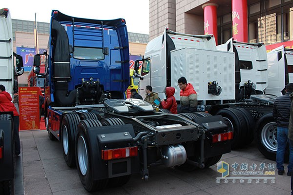 中国重汽HOWO-T7H 540马力 6X4牵引车（八气囊）