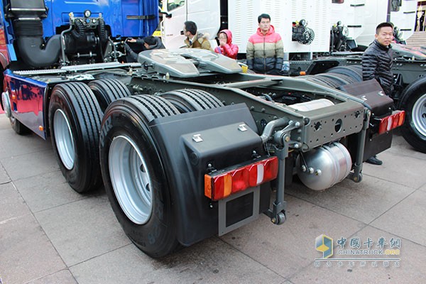 中国重汽HOWO-T7H 540马力 6X4牵引车（八气囊）