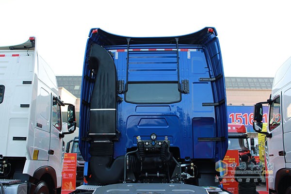 中国重汽HOWO-T7H 540马力 6X4牵引车（八气囊）