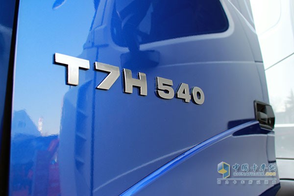 中国重汽HOWO-T7H 540马力 6X4牵引车（八气囊）