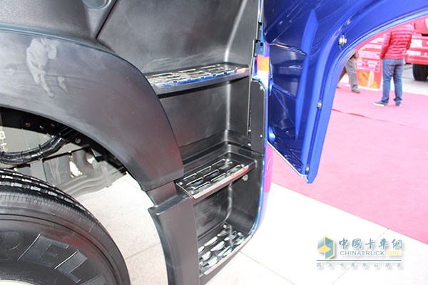 中国重汽HOWO-T7H 540马力 6X4牵引车（八气囊）