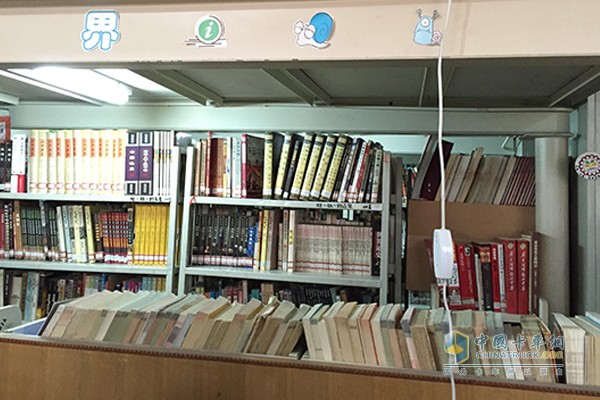 蒲公英中学图书馆