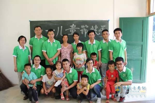 玉柴志愿者与孩子们在一起