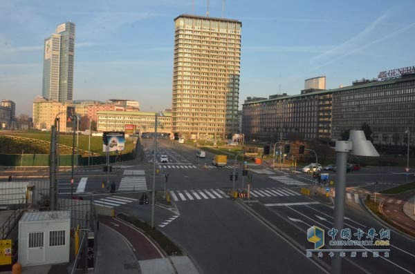 只有公交车、电动汽车、值班出租车、警车，以及其他一些公共服务专用车辆可以上路