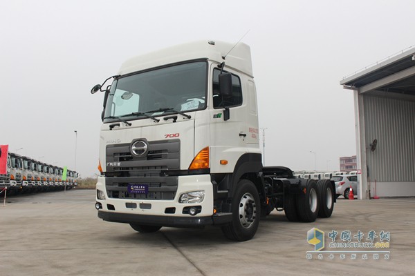 广汽日野 6X4 420马力牵引车（外观）