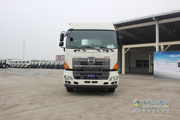 广汽日野 6X4 420马力牵引车（外观）