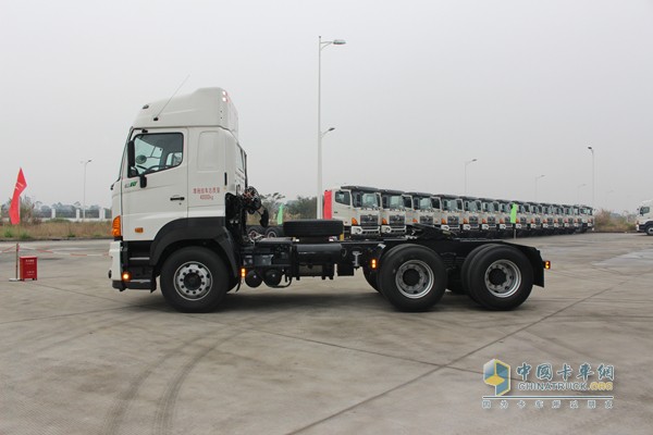 广汽日野 6X4 420马力牵引车（外观）