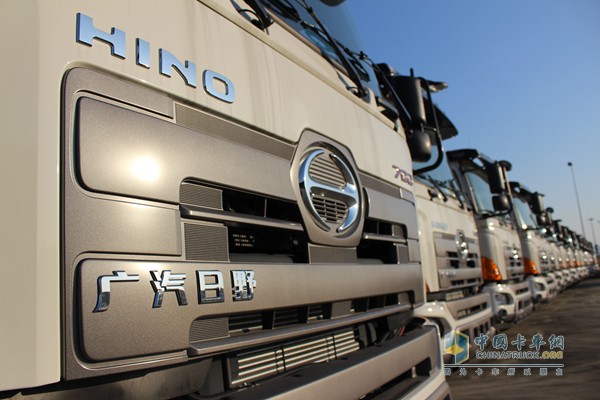 广汽日野 6X4 420马力牵引车（外观）