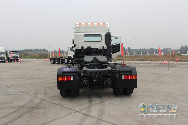 广汽日野 6X4 420马力牵引车（外观）