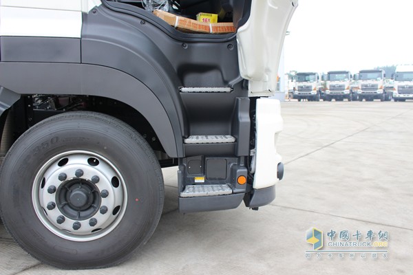 广汽日野 6X4 420马力牵引车（外观）