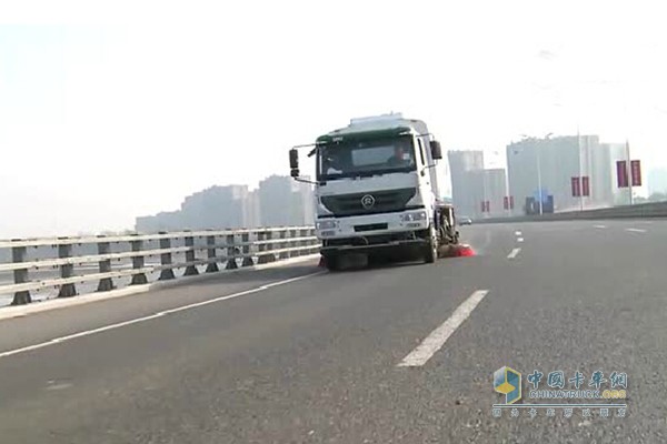 重汽新斯太尔M5G湿式扫路车