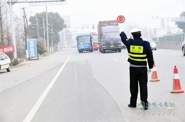 变造驾驶证逃避处罚 难逃交警火眼金睛