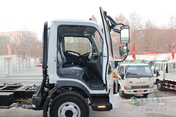 江淮新骏铃 160马力 4X2 载货车