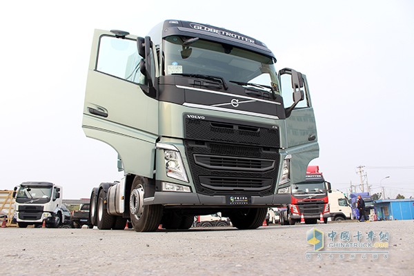 沃尔沃新FH 500马力 6x2 牵引车