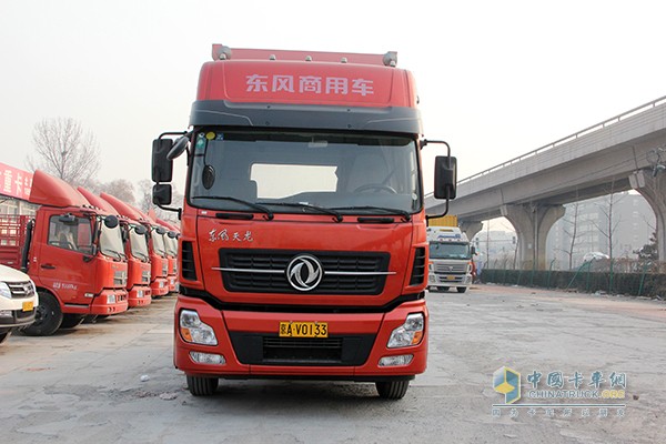 东风天龙 375马力 6X2牵引车