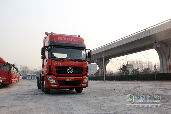 东风天龙 375马力 6X2牵引车