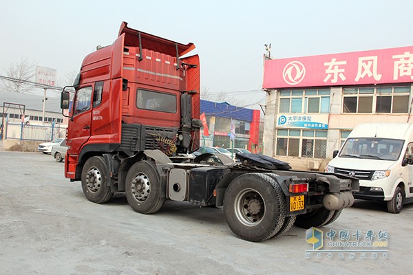 东风天龙 375马力 6X2牵引车