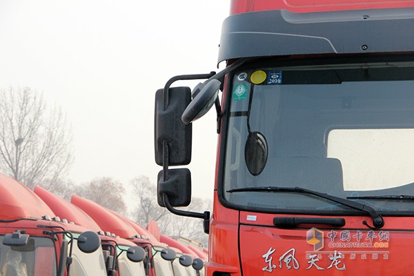 东风天龙 375马力 6X2牵引车