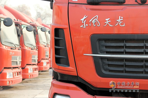 东风天龙 375马力 6X2牵引车