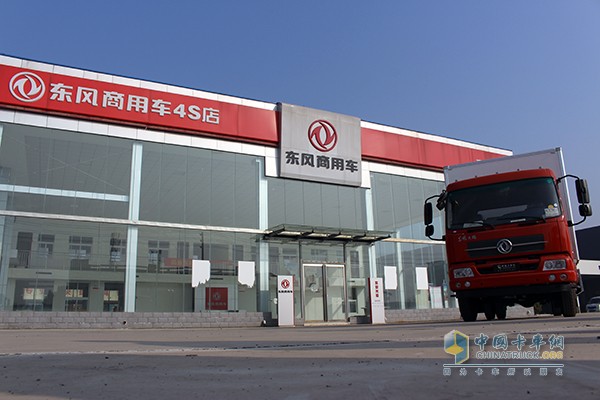 东风天锦 160马力 4X2厢式冷藏车
