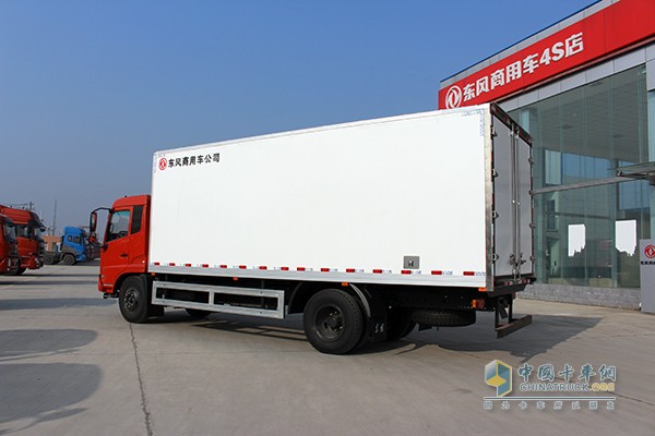 东风天锦 160马力 4X2厢式冷藏车