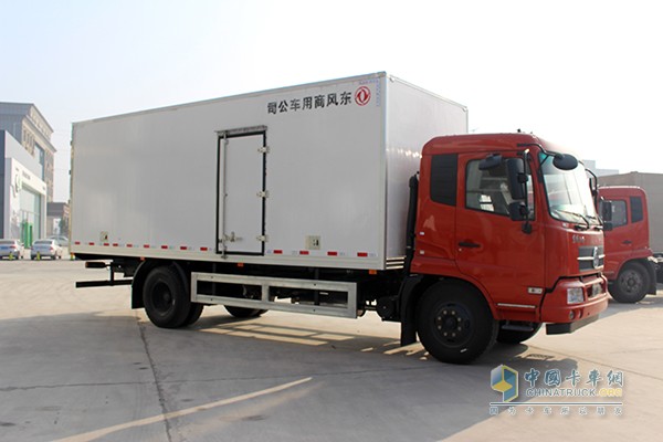 东风天锦 160马力 4X2厢式冷藏车