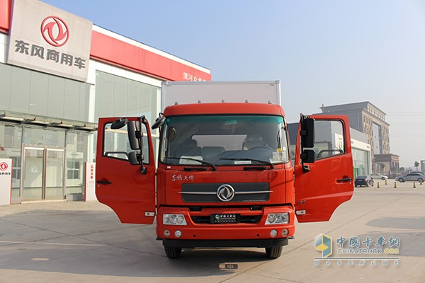 东风天锦 160马力 4X2厢式冷藏车