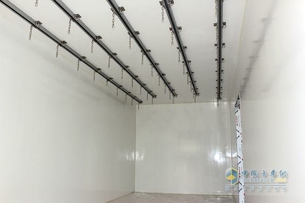 东风天锦 160马力 4X2厢式冷藏车