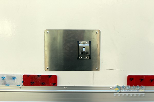 东风天锦 160马力 4X2厢式冷藏车