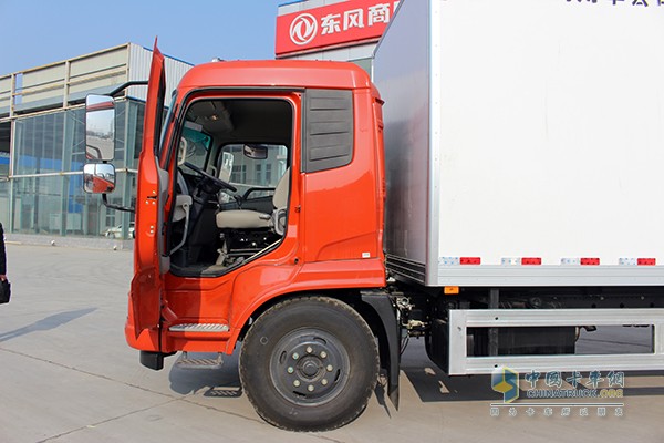 东风天锦 160马力 4X2厢式冷藏车